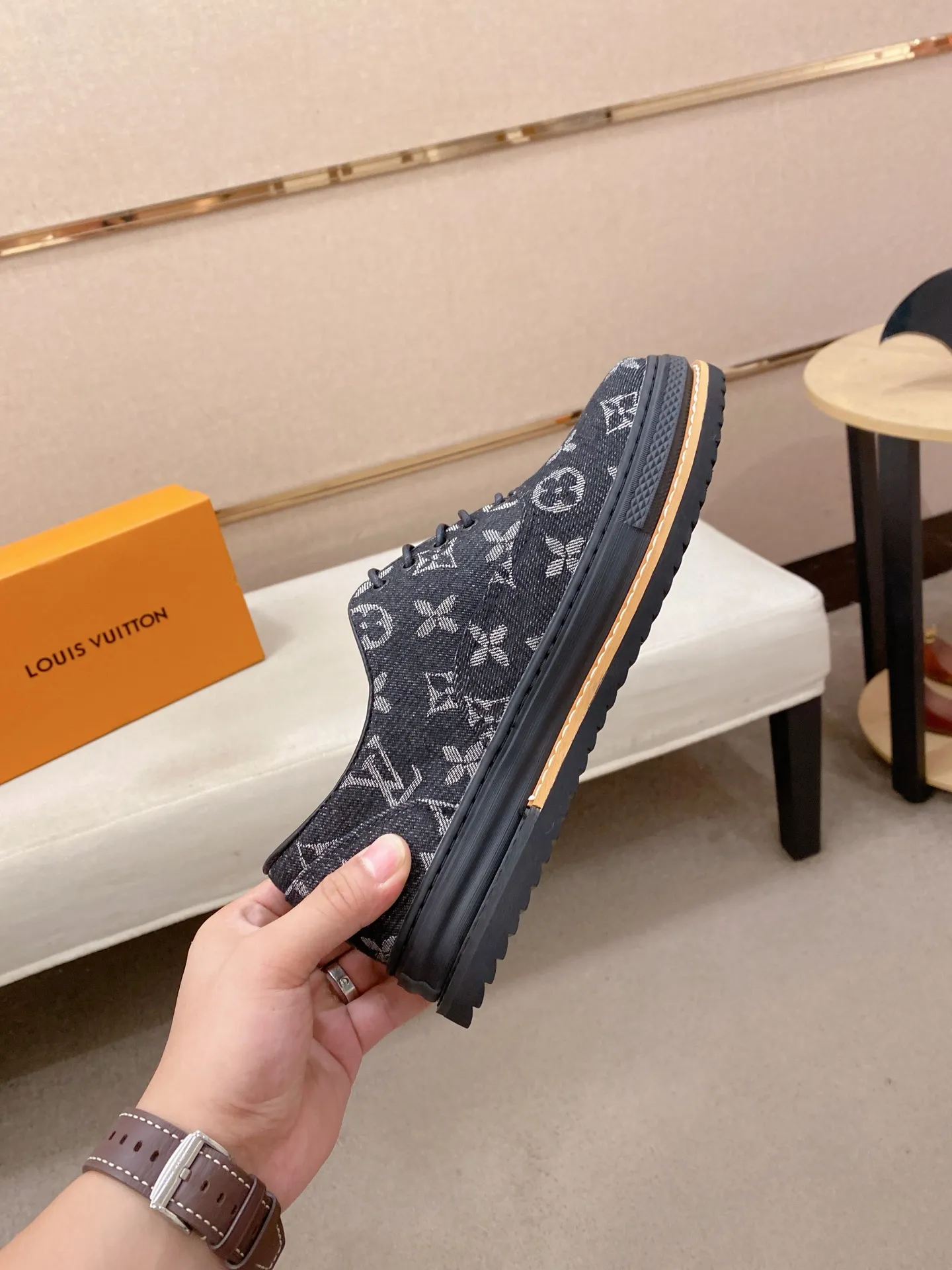 Men's shoes💰 420💰Louis Vuitton (Louis Vuitton/LV) top 🔍🔍 new models are on sale at the same time, the upper 🇮🇹 imported first-layer cowhide from Italy, fully imported sheepskin lining 💪💪, completely 1⃣️ to 1 ⃣️Re-engraved🇮🇹💪💪, ⚠Sole: The original sole is specially provided by the original factory, the exclusive movable molded sole is super comfortable, ⚠The original factory follows the order, 🔍🔍high quality, you can enter and exit the counter at will, welcome to compare⚠. Code number:38-44